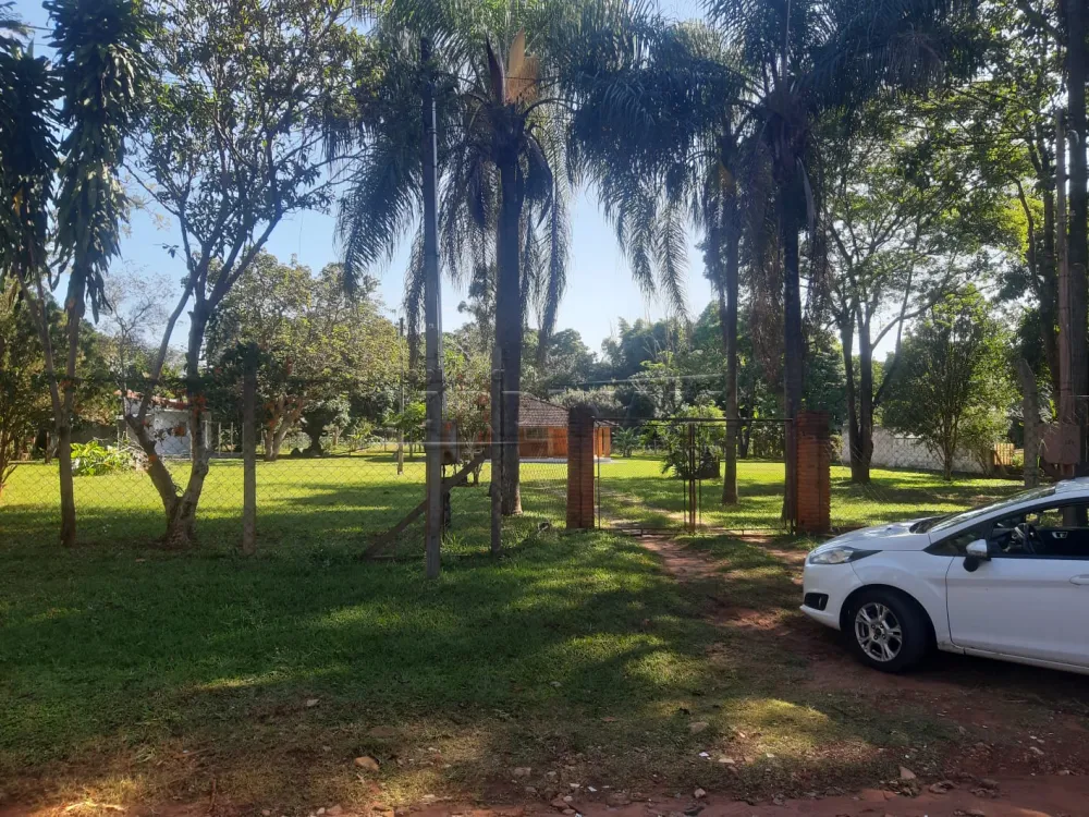 Chácara rural espaçosa com casa principal e de empregado.